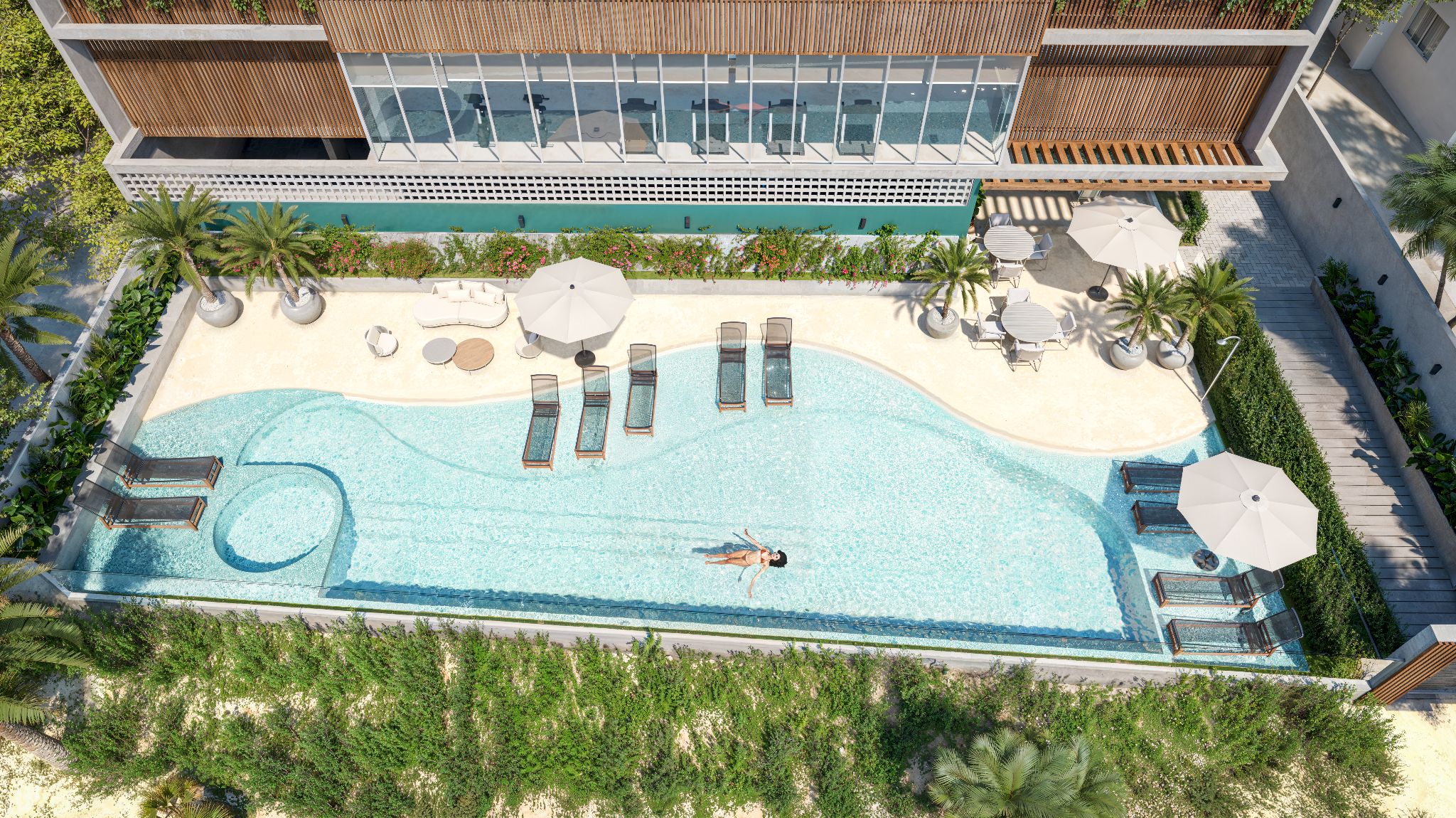 Amplia piscina con solárium y parrillas