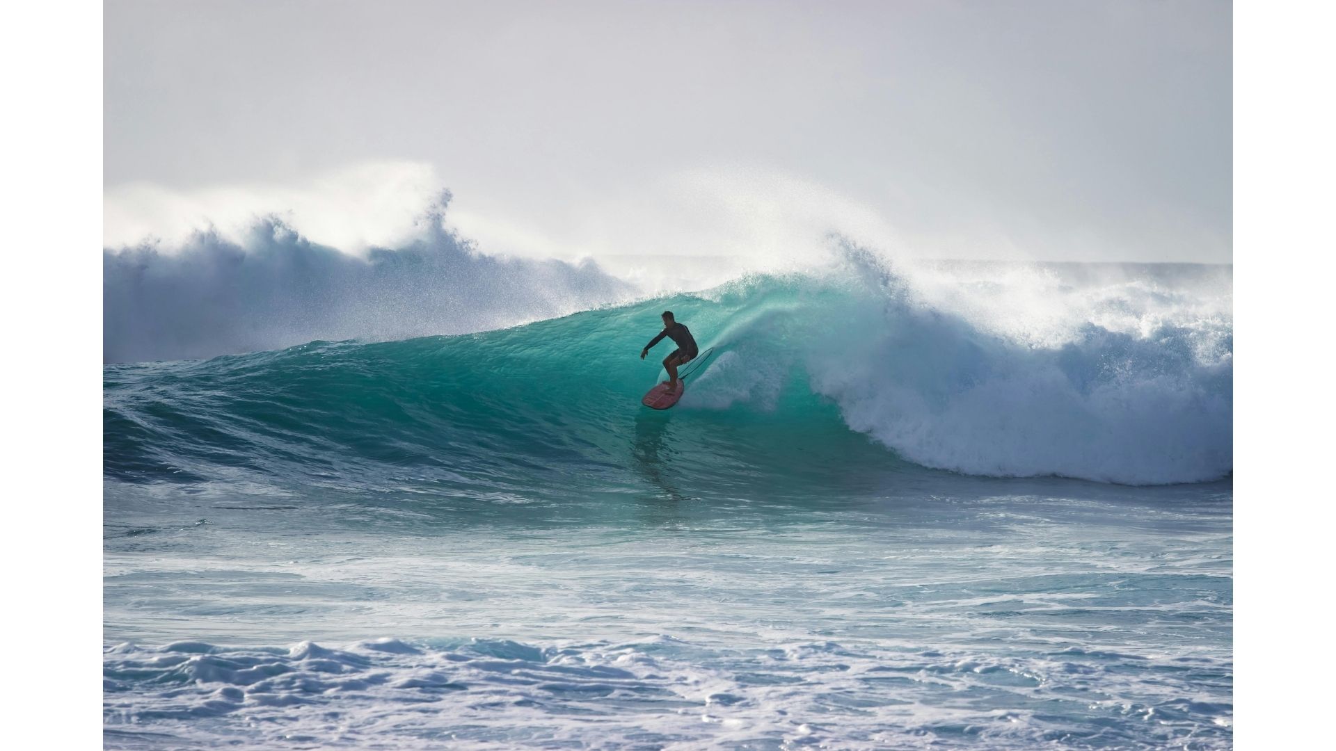 Surfista recorriendo una ola grande en las playas del este de la isla