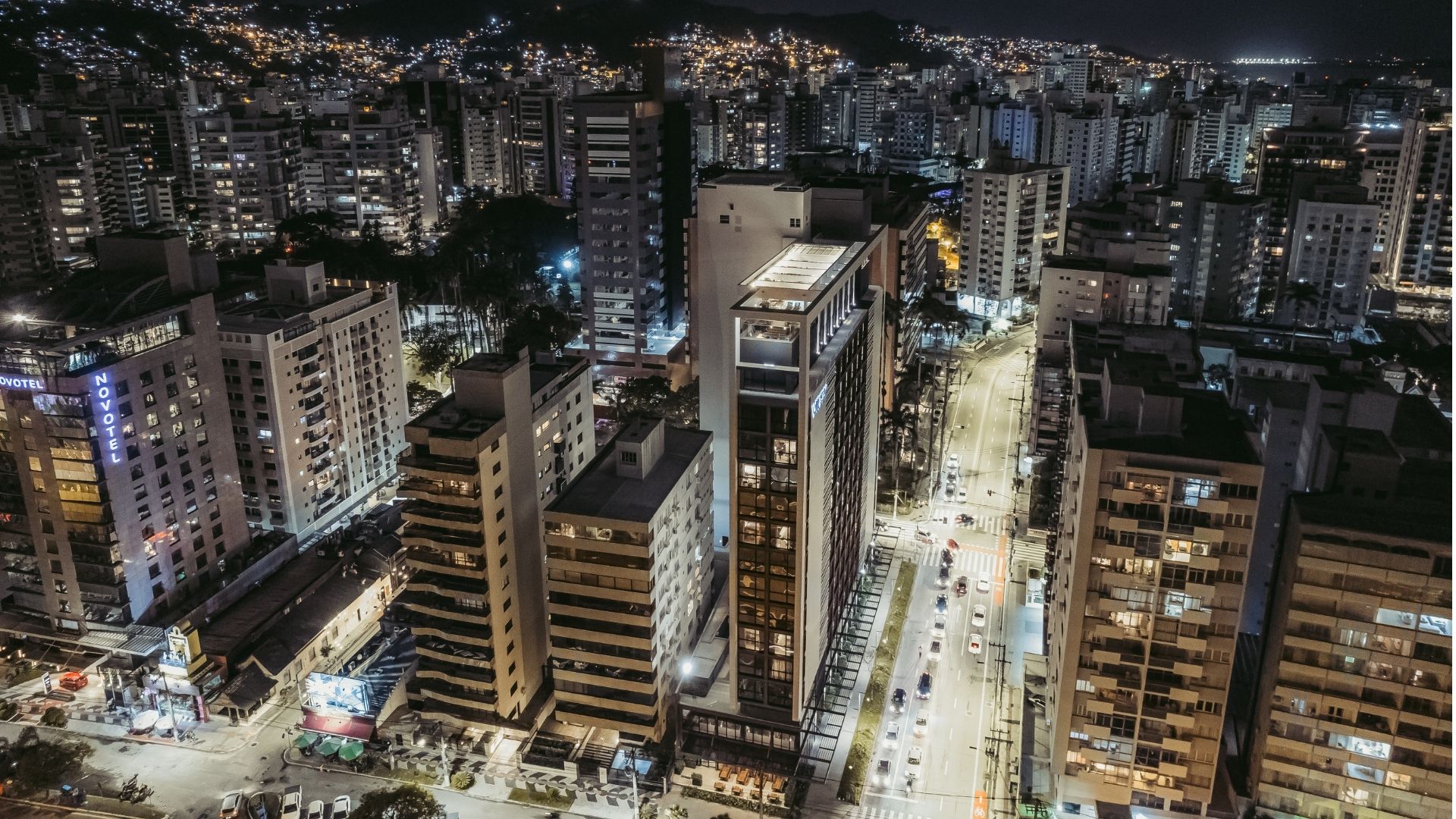 Vista aérea nocturna del centro de Florianópolis con edificios iluminados