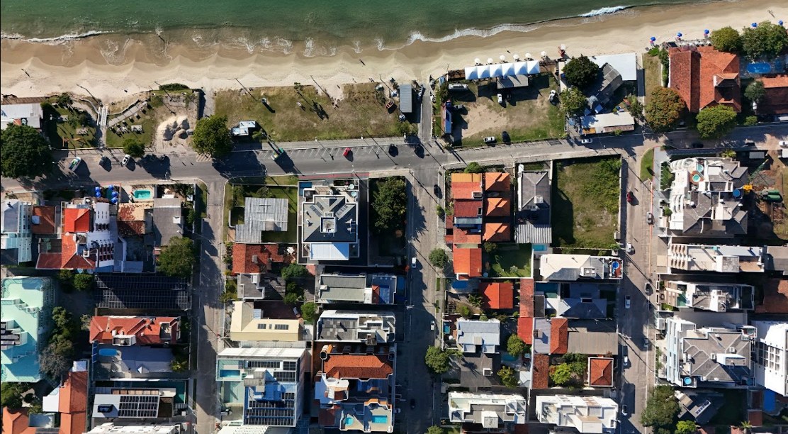 Implantación del edificio y la cuadra frente a la playa