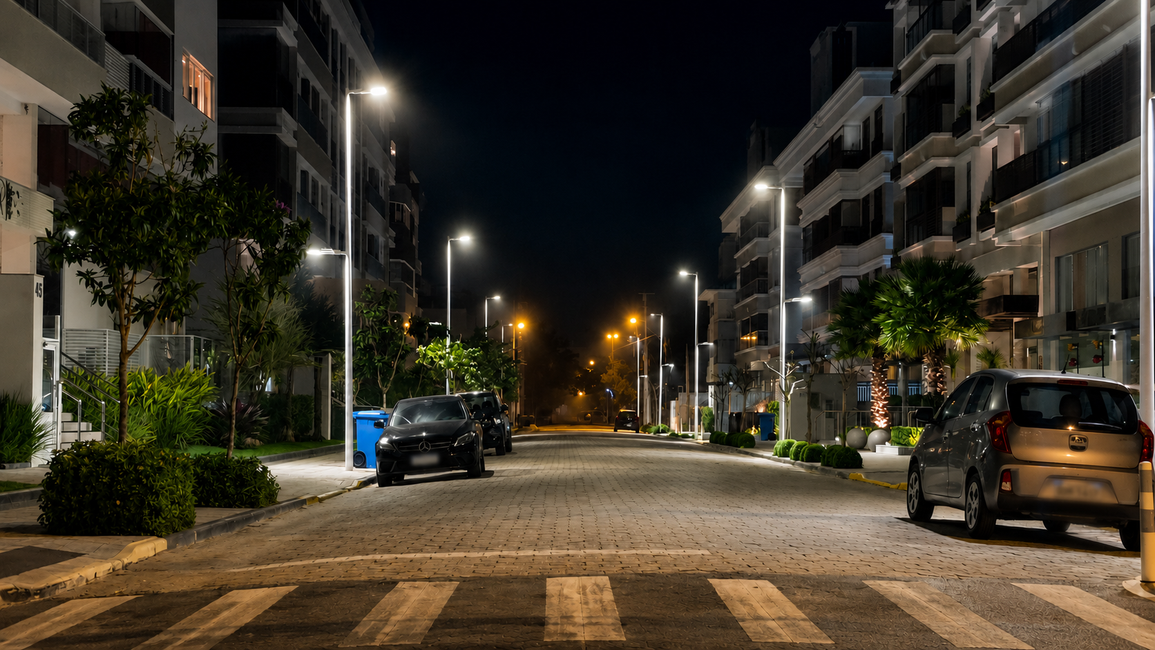 Calle de Jurerê Internacional de noche, con edificios residenciales iluminados