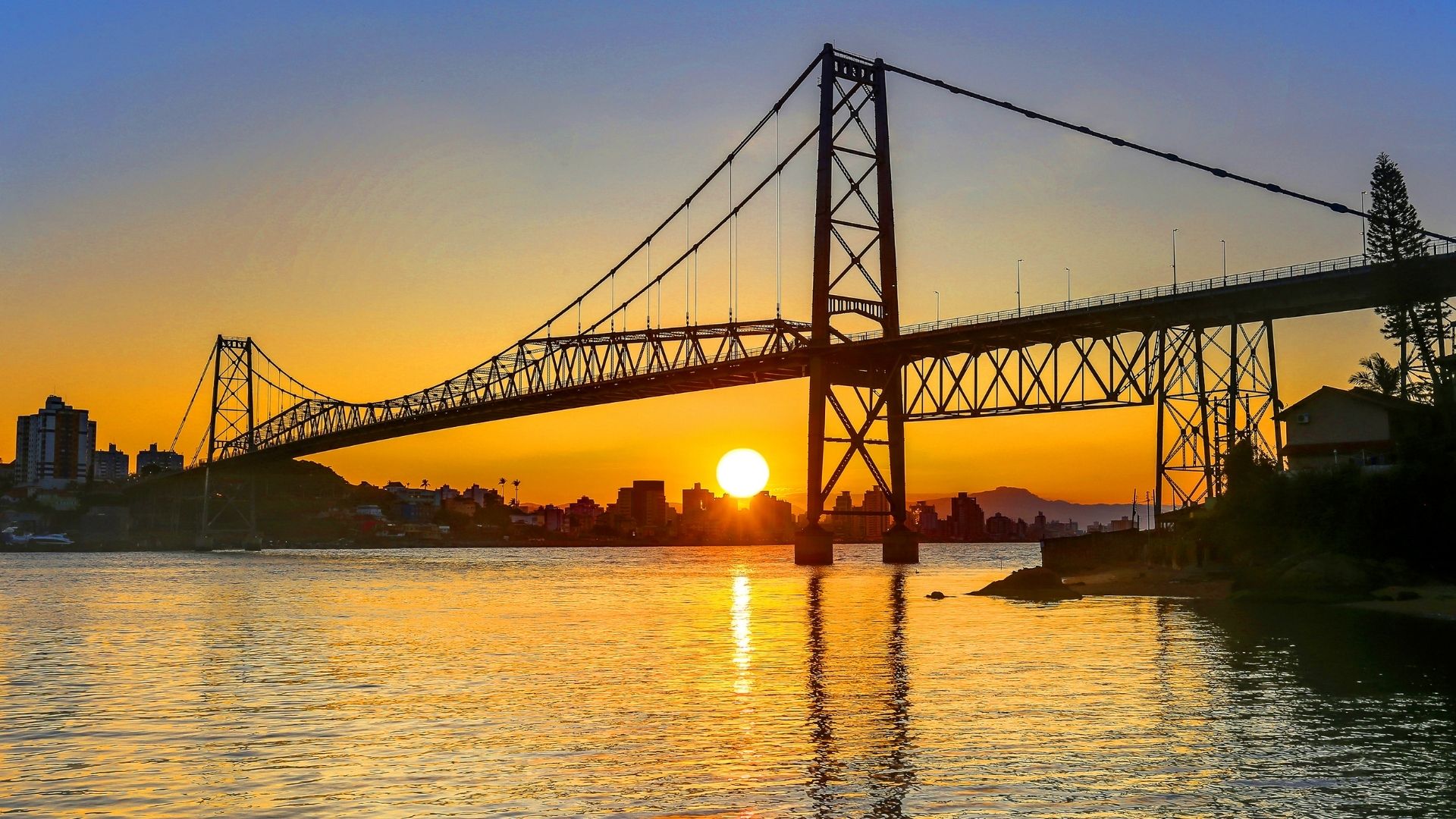 Puente Hercílio Luz al atardecer sobre la bahía de Florianópolis