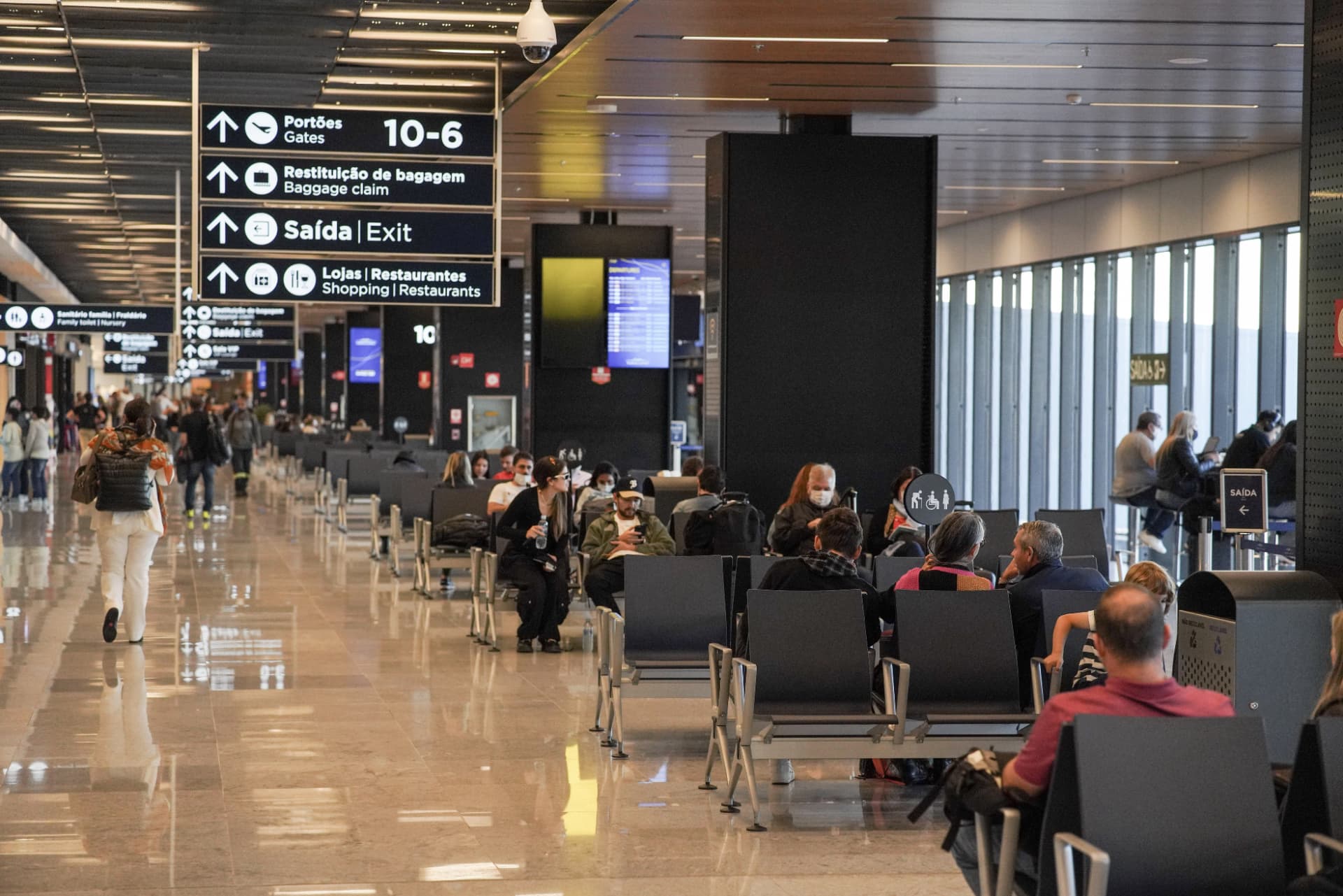 Interior del Aeropuerto Internacional de Florianópolis con pasajeros en la sala de embarque