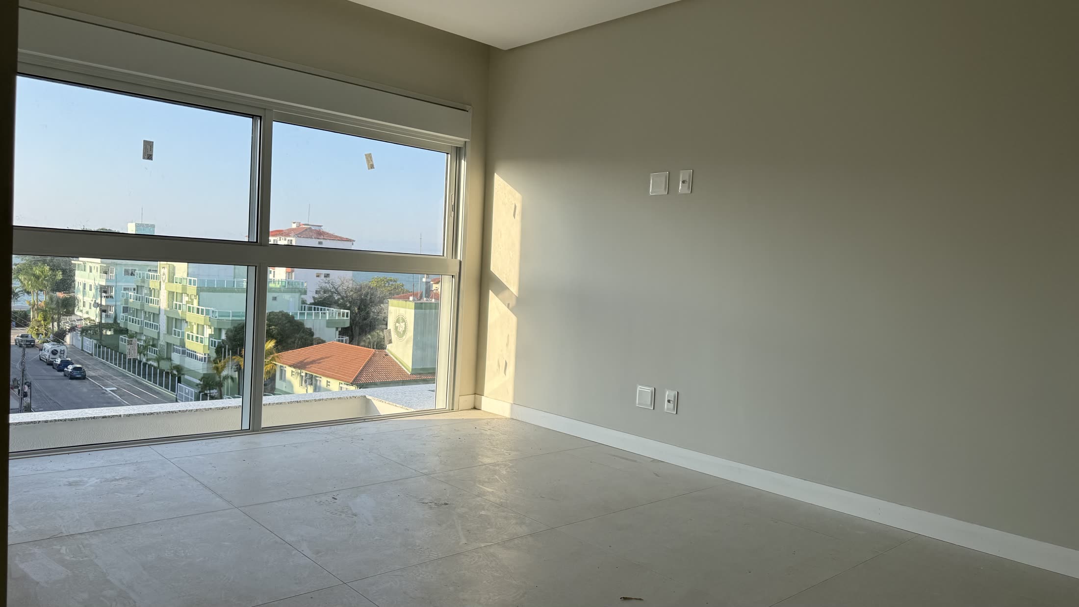 Interior entregado, piso y carpinterías terminados