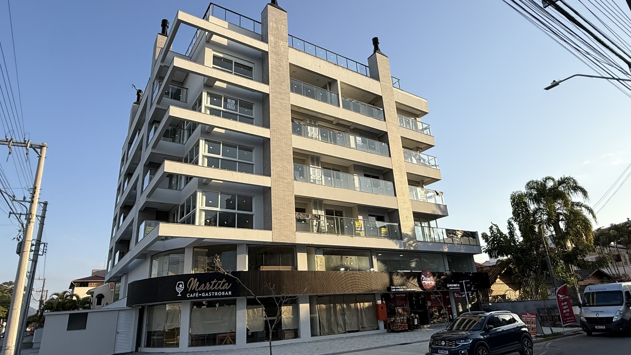 Fachada concluida, esquina de Rua Madre Maria Villac