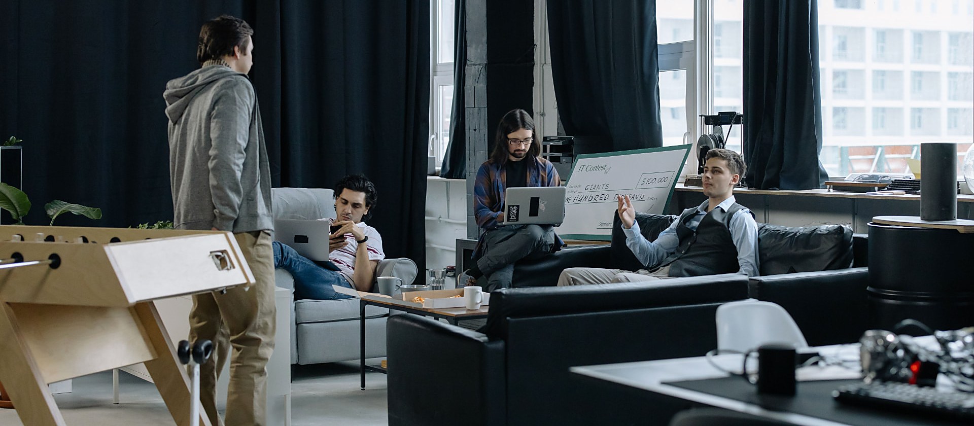 Equipo trabajando con notebooks en un espacio de coworking amplio