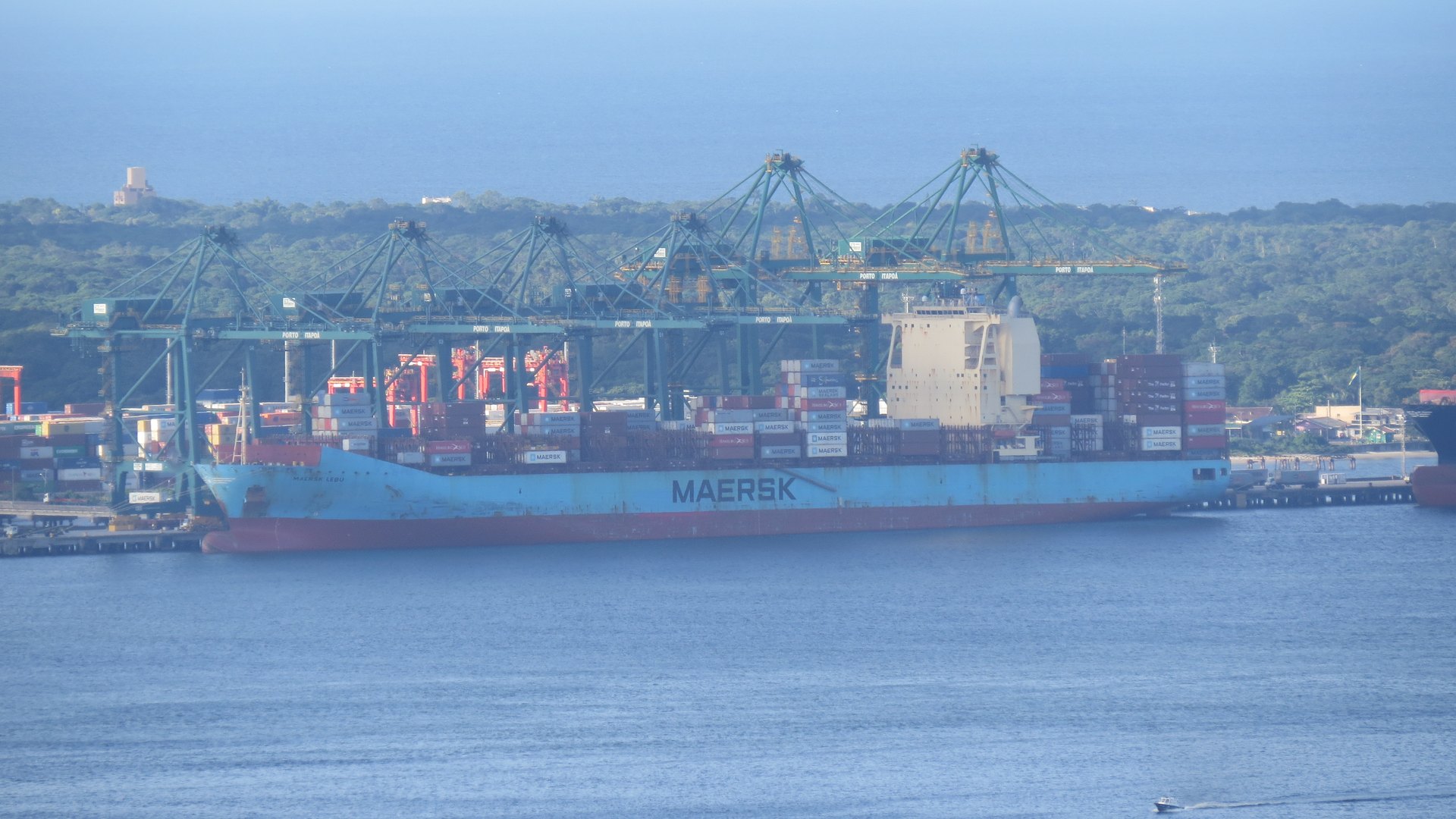 Portacontenedores Maersk atracado bajo pórticos en el Porto de Itapoá, Santa Catarina