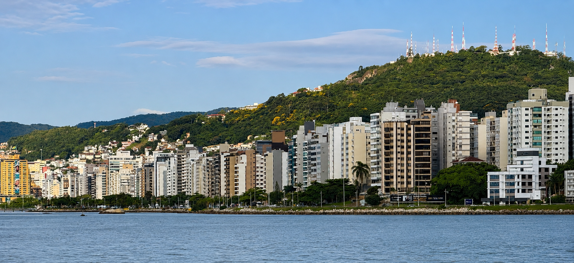 Skyline residencial de Florianópolis frente a la bahía, con el morro al fondo