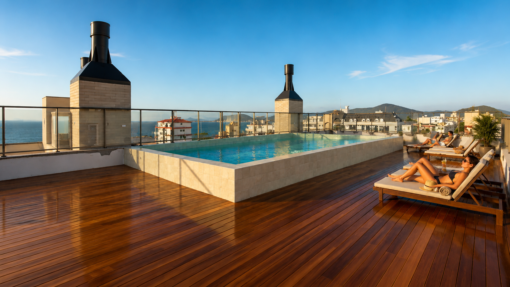 Piscina y salón de fiestas en la azotea