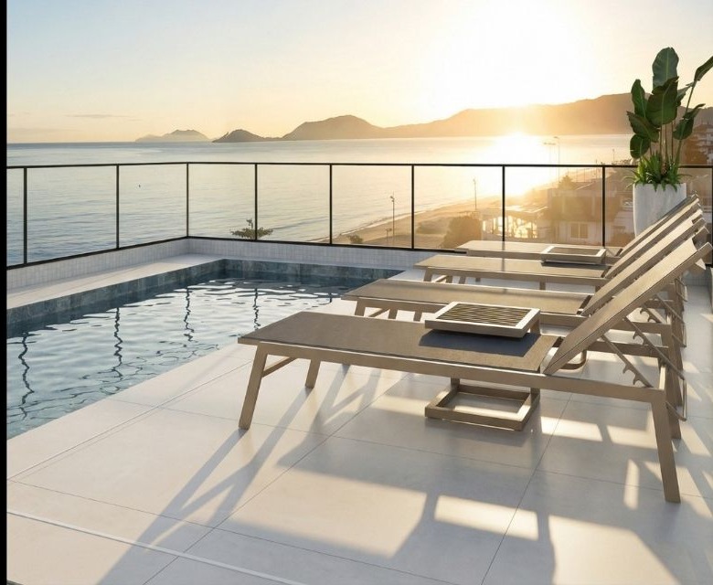 Rooftop con piscina y solárium frente al mar