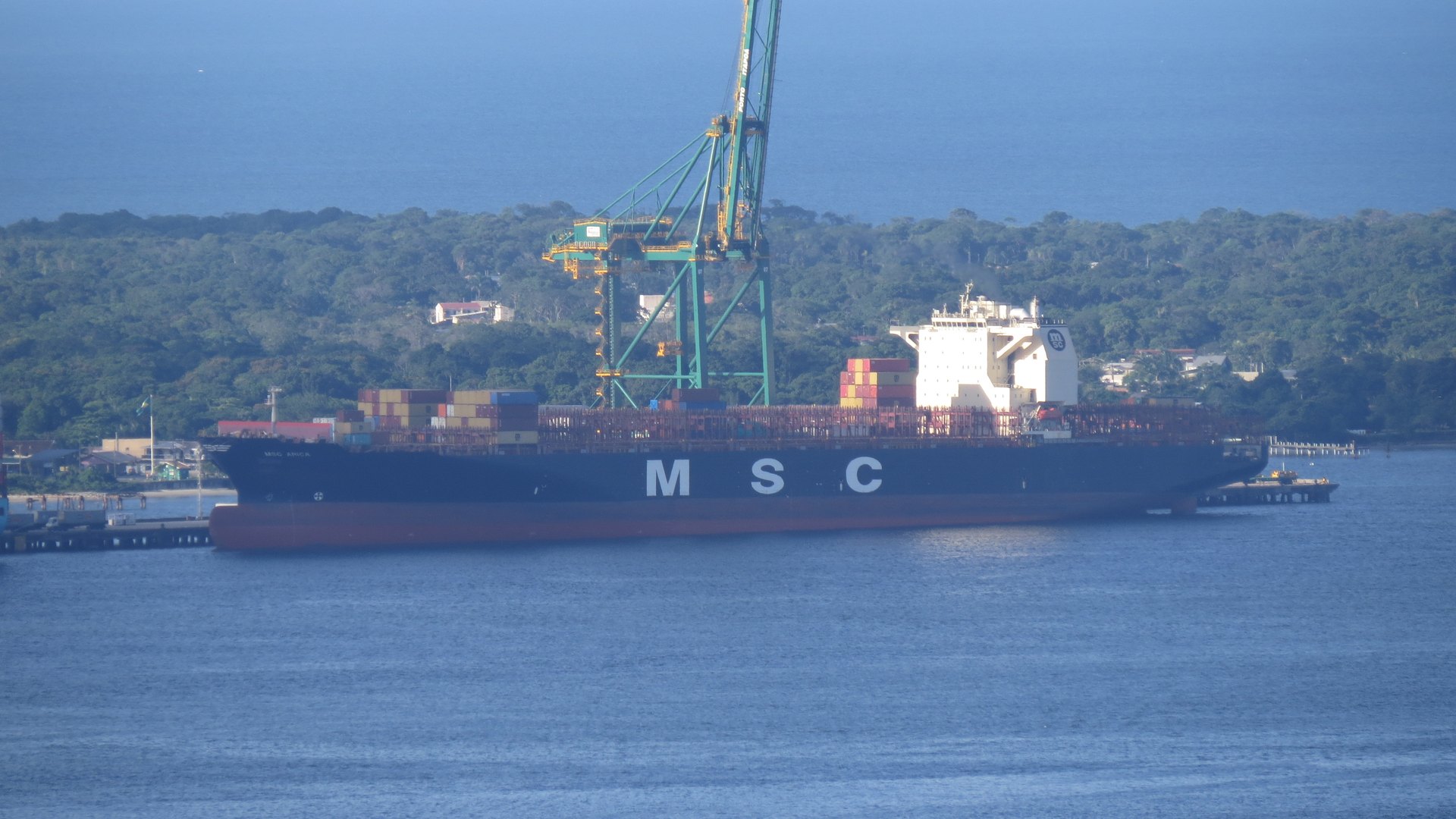 Buque MSC operando en el terminal de contenedores de Itapoá, Santa Catarina