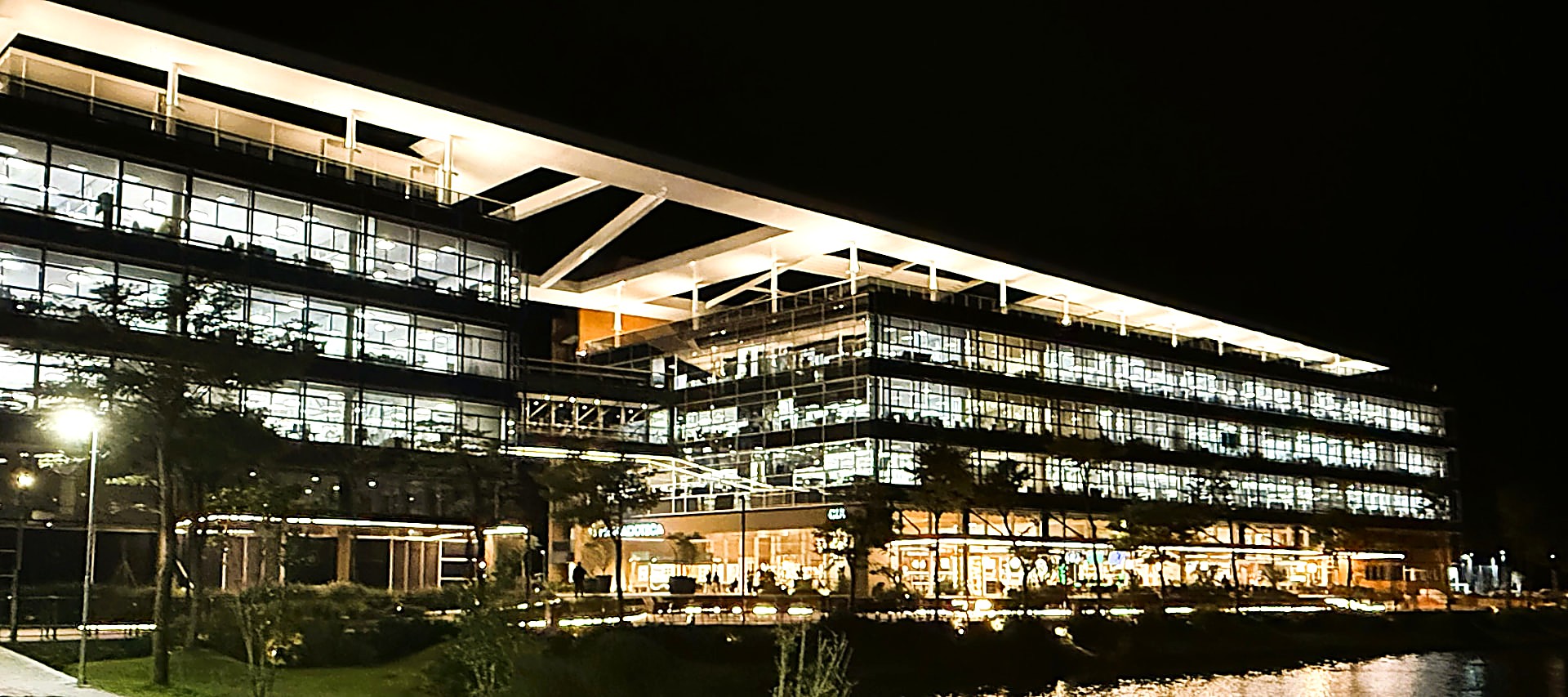 Edificio del Sapiens Parque iluminado durante la noche, en Florianópolis