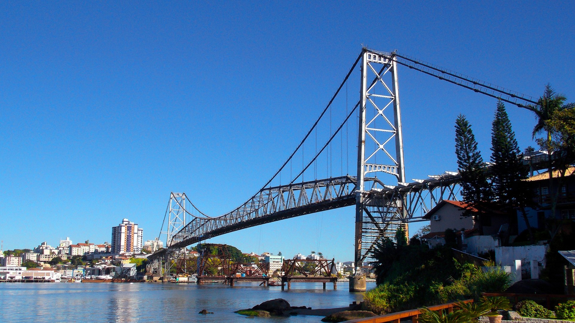 Puente Hercílio Luz sobre la bahía de Florianópolis, con la ciudad al fondo