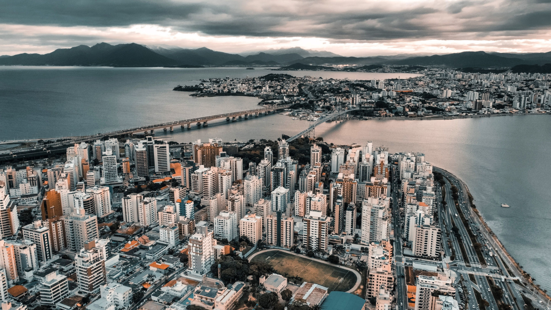 Vista aérea del centro de Florianópolis con la Beira-Mar Norte y los puentes hacia el continente