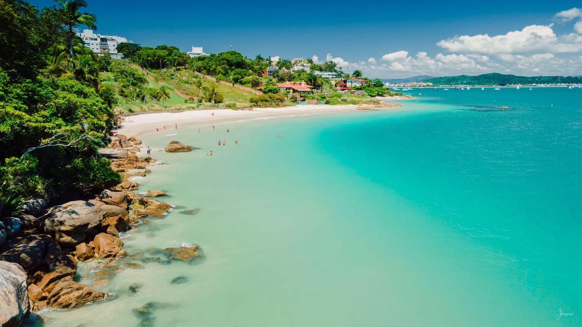 Vista aérea del norte de la isla de Florianópolis con playas de aguas claras y urbanización de baja altura