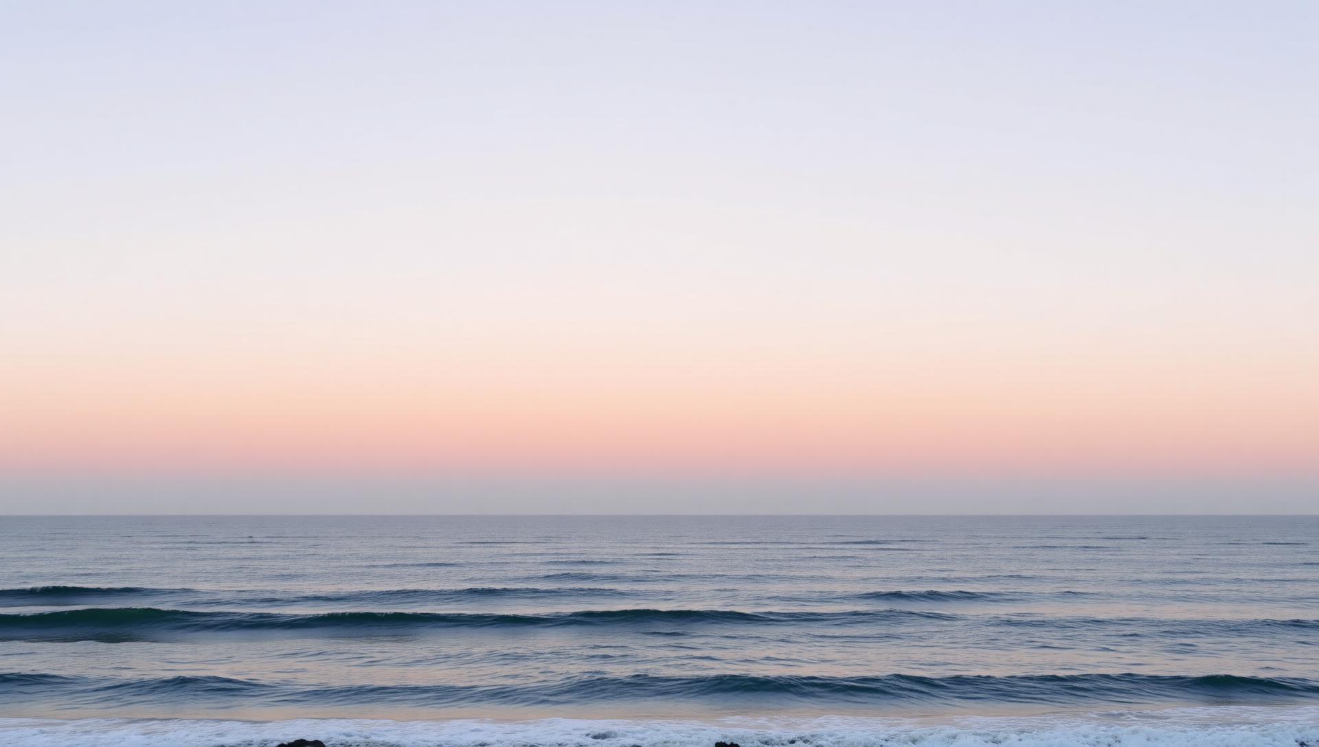 Horizonte del océano al amanecer con olas suaves
