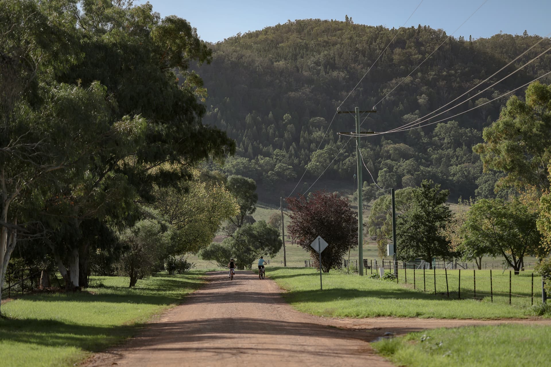 Paisaje rural del interior de la isla de Florianópolis con vegetación, campo abierto y morros al fondo